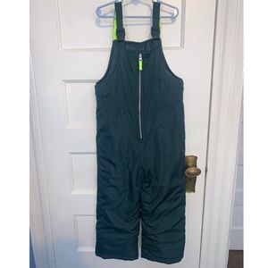 SOLD✨Carter’s Boys Snowsuit Size 7